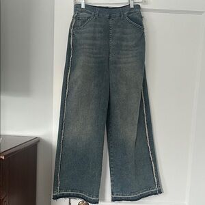 Lyssé Small Wide-Leg Jeans in Classic Blue